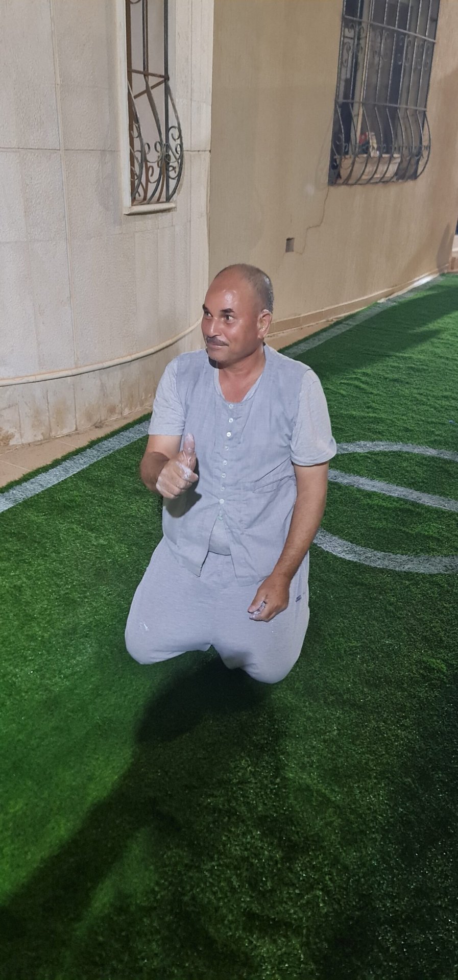 فني التنفيذ أثناء العمل بموقع الملعب