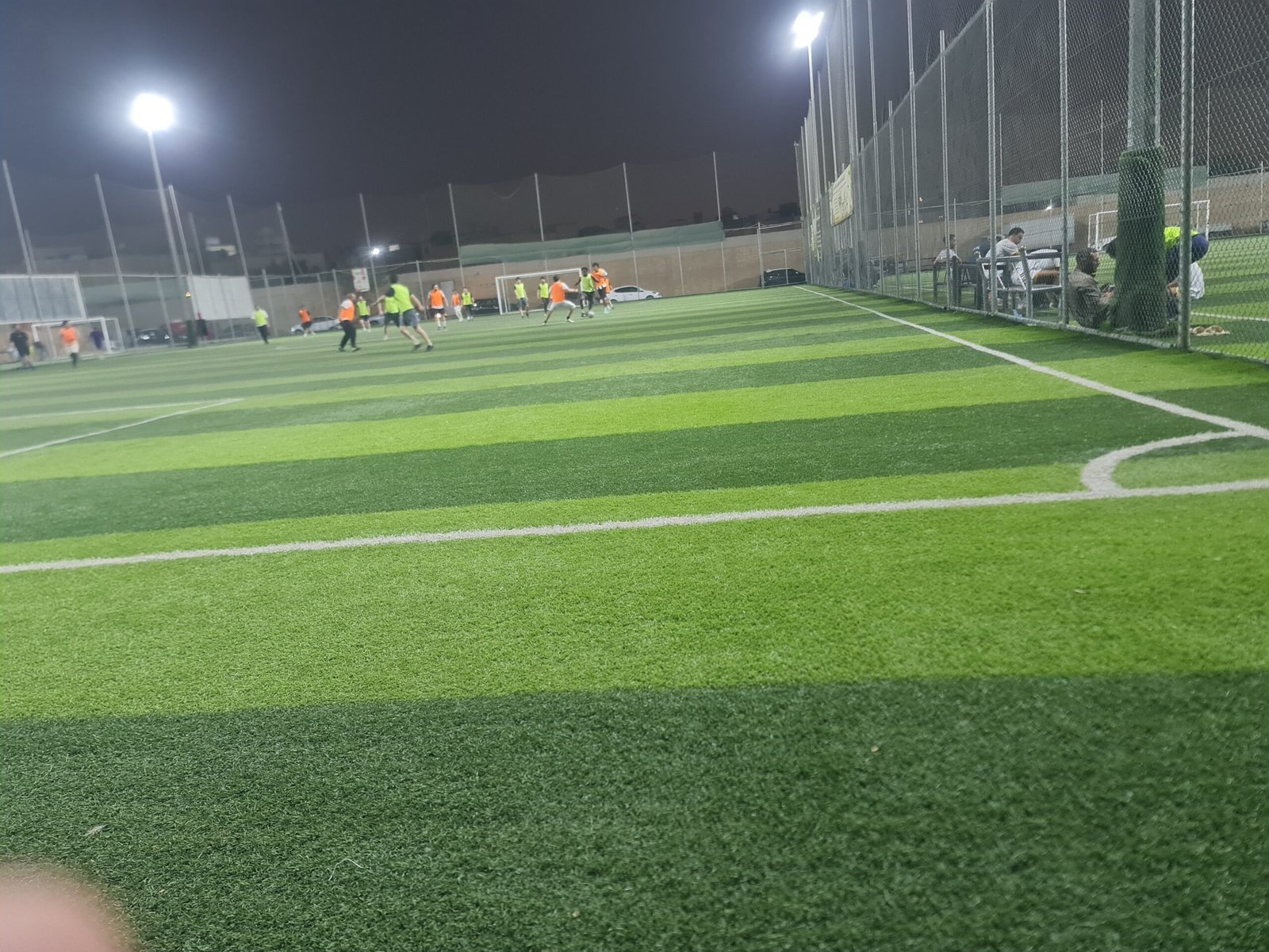 الملعب أثناء الاستخدام ليلًا
