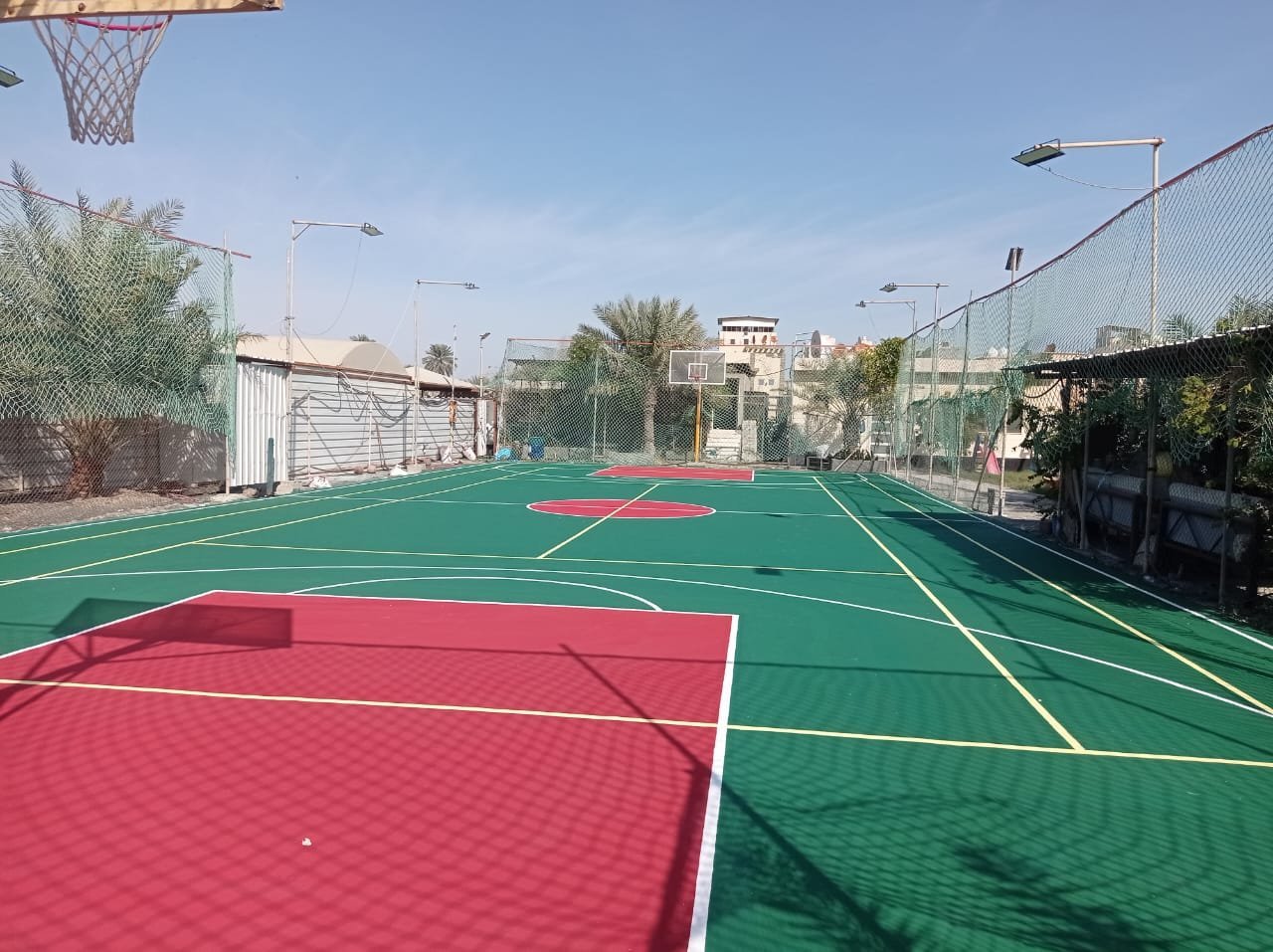 ملعب بأرضية متشابكة وسط الحي