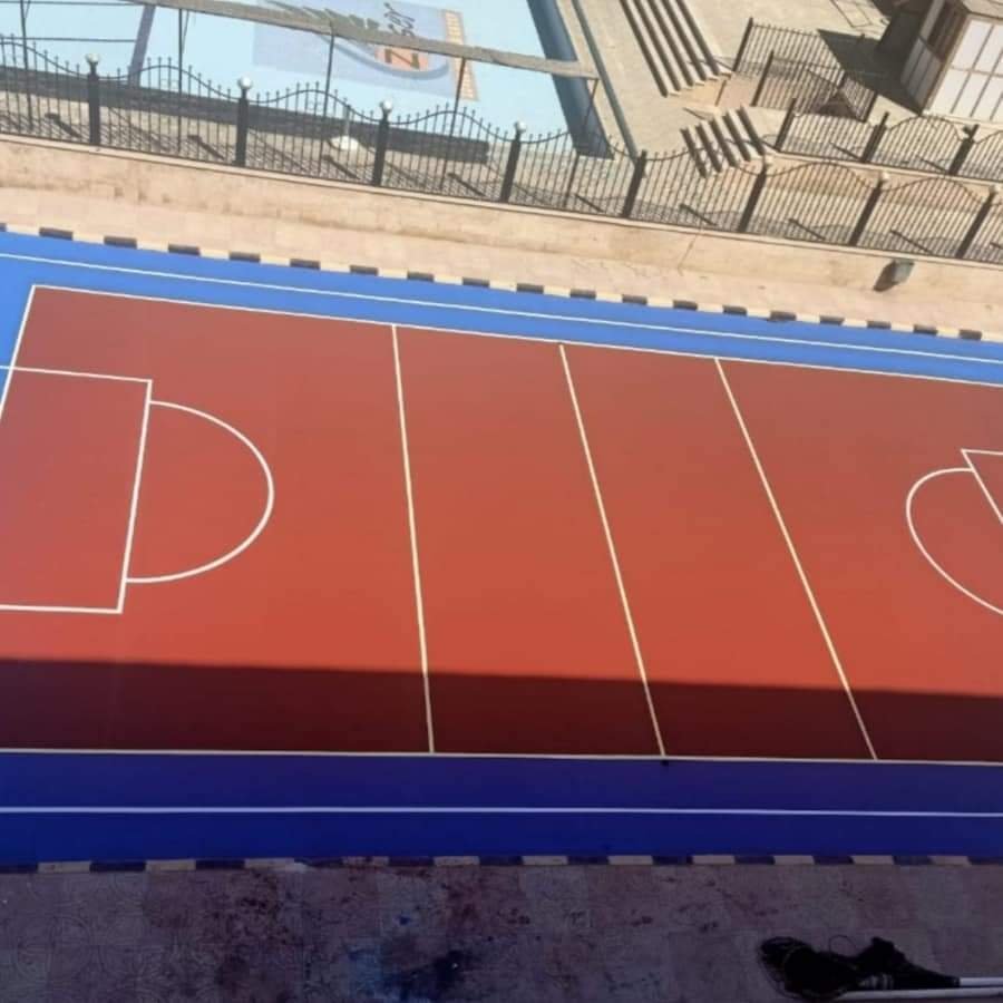 ملعب كرة سلة بأرضية أكريليك داخل صالة