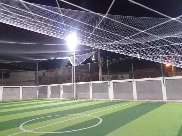 الشبك العلوي وإنارة الملعب