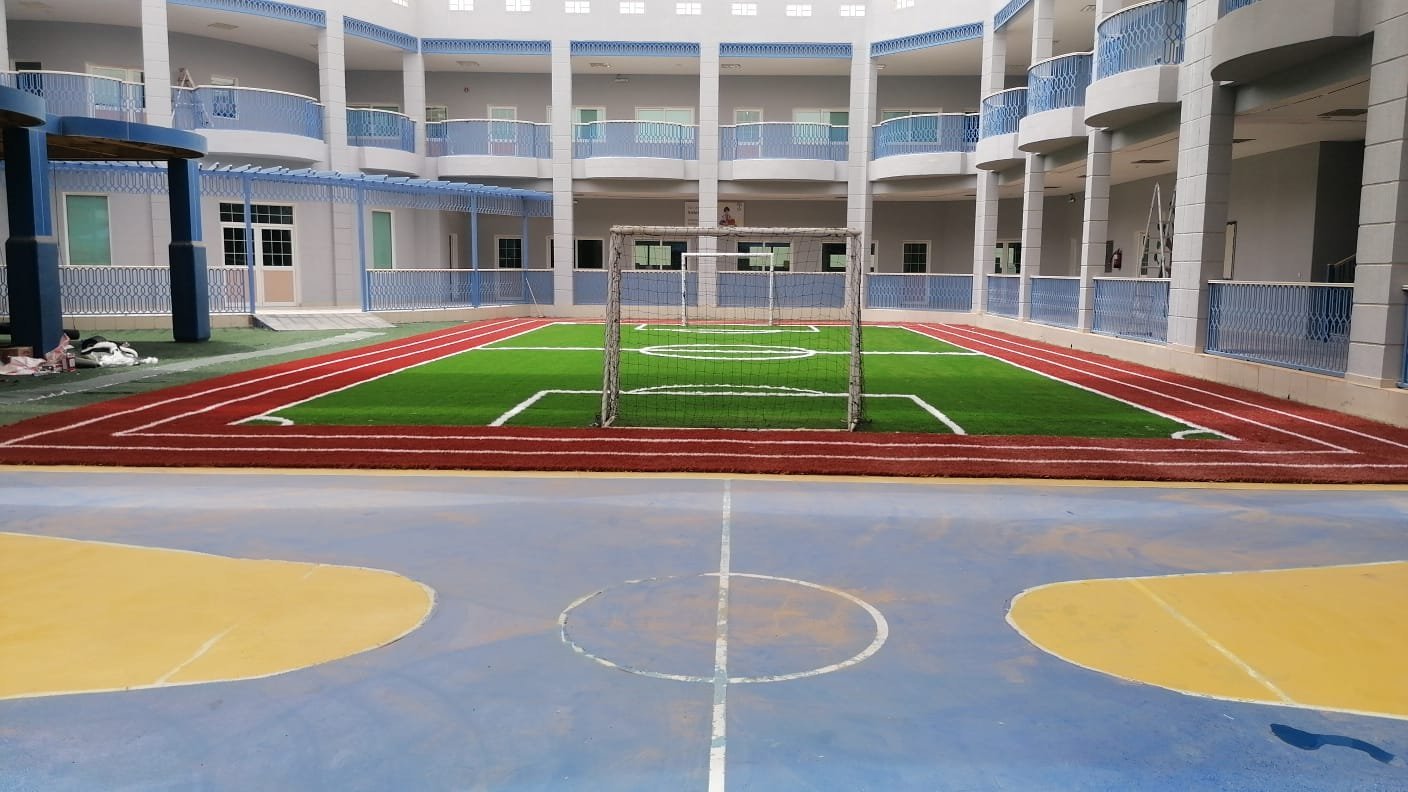 ملعب كرة طائرة بالشبكة والعشب