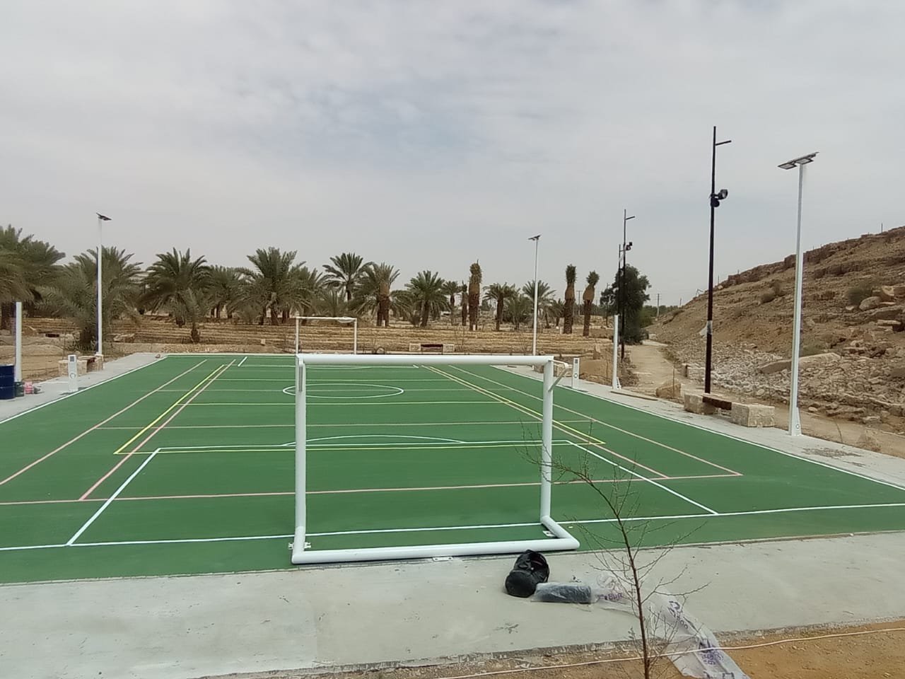 ملعب متعدد بالعشب الصناعي والشبكة
