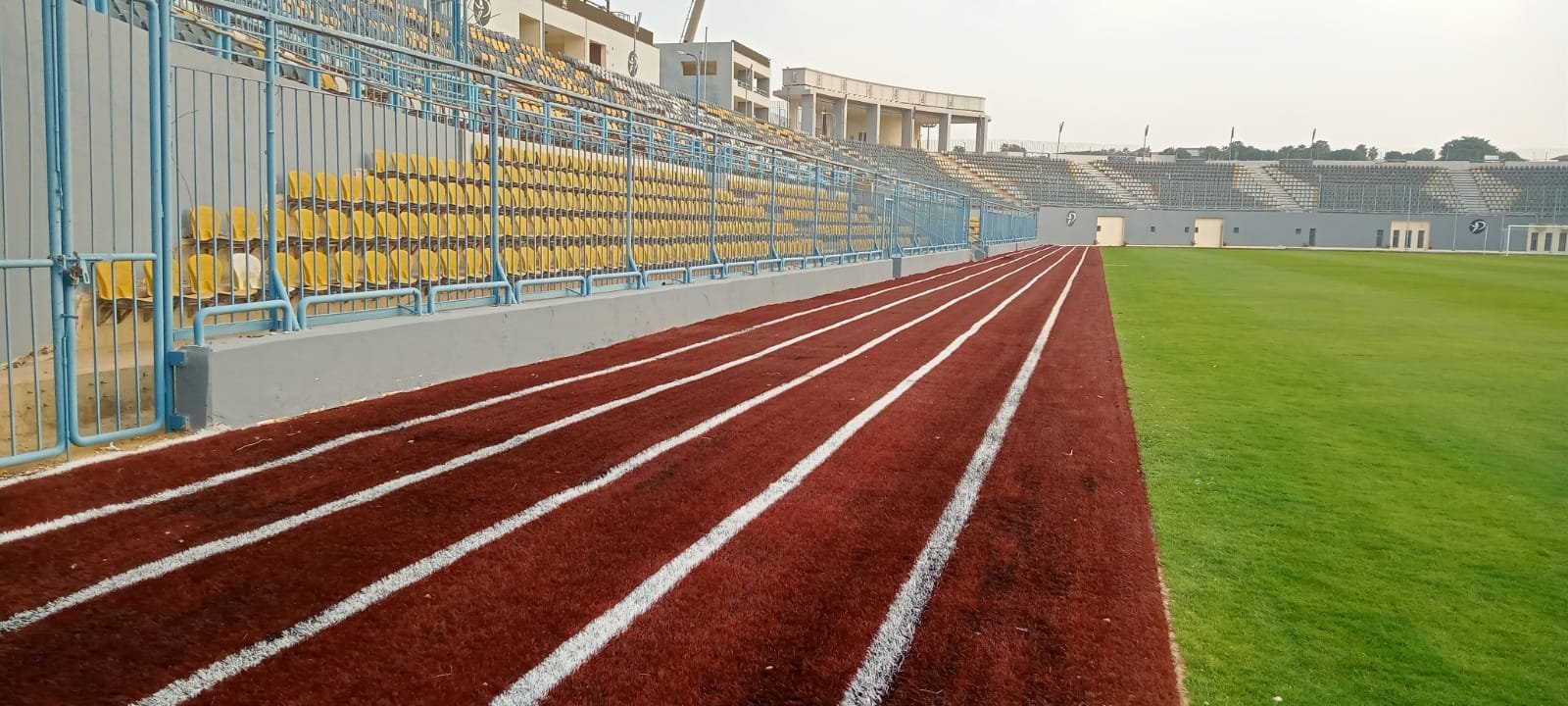 مضمار الجري بجوار المدرجات — اطلب عرض سعر