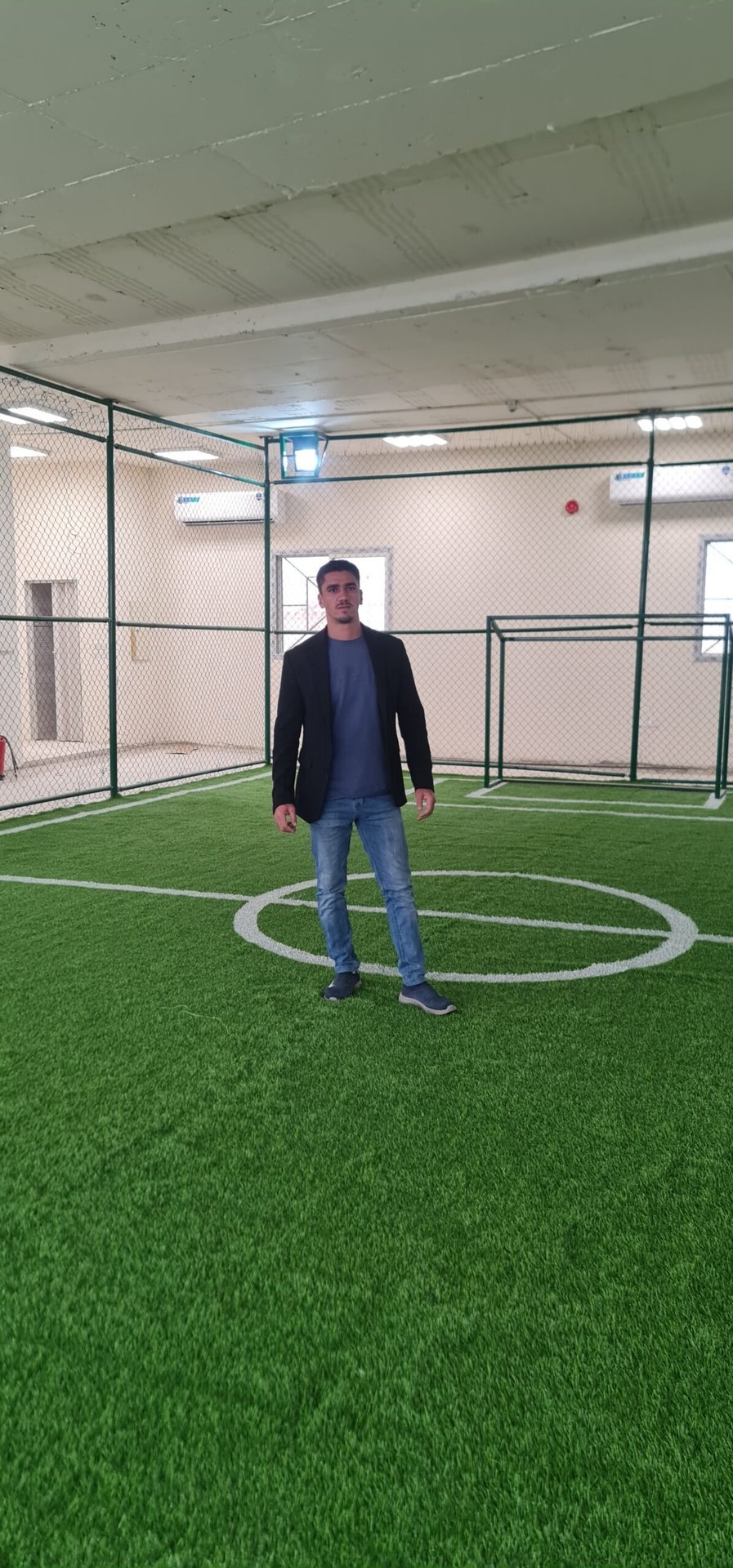 مهندس المشروع في ملعب الصالة عند الاستلام