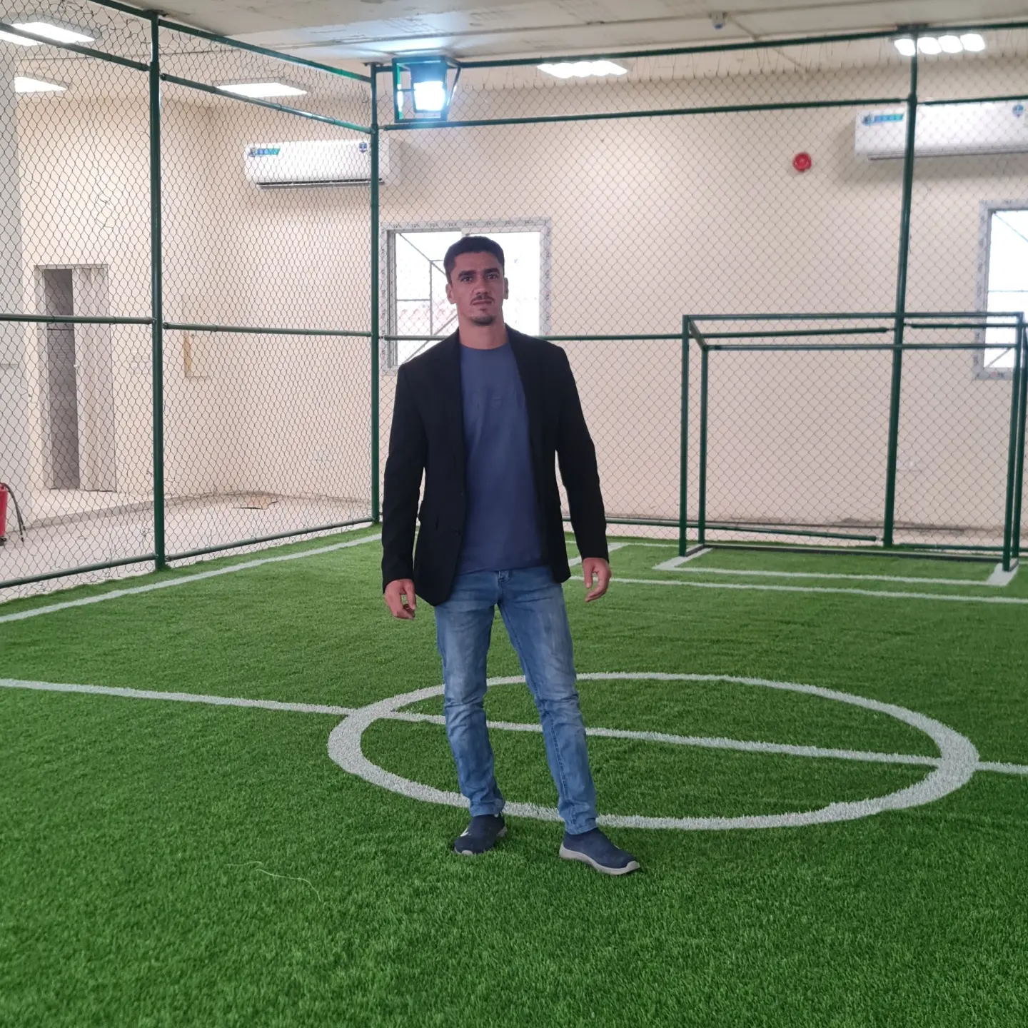 مهندس المشروع في ملعب صالة داخلي