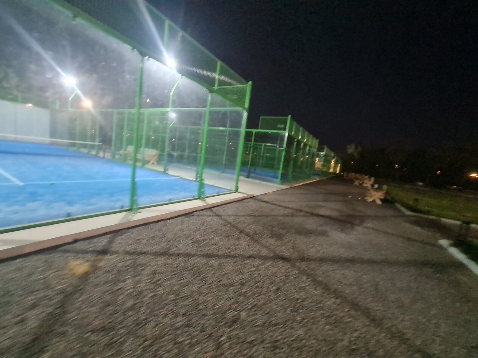أرضية ملعب البادل والممشى الجانبي