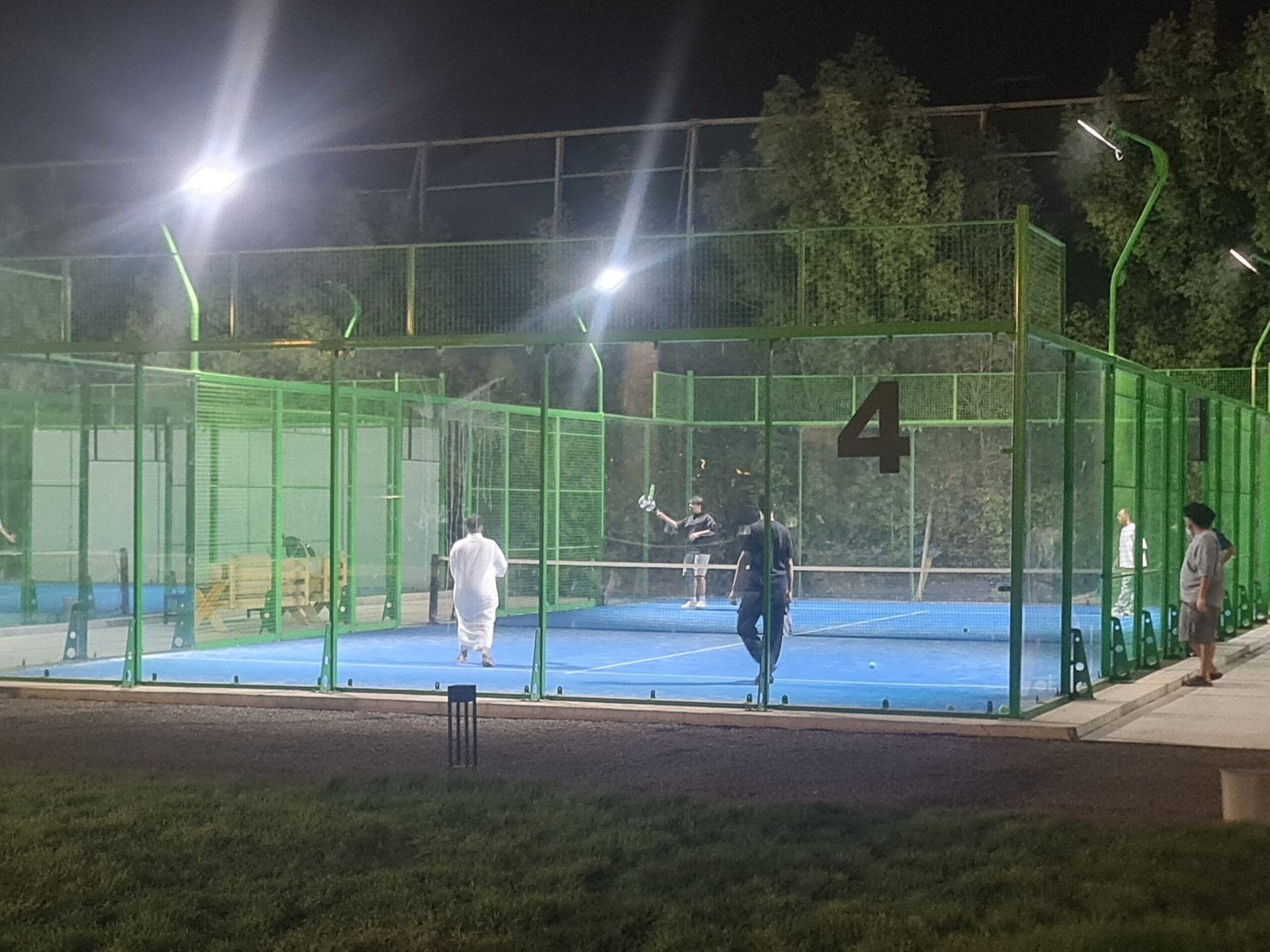 لاعب داخل ملعب البادل ليلًا