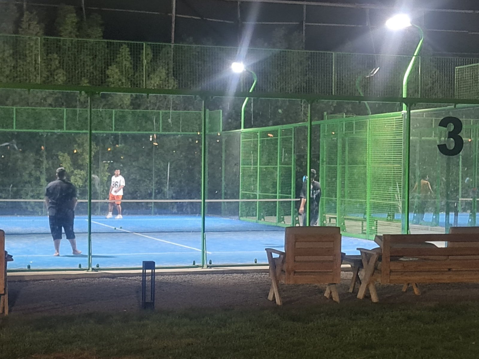 ملاعب البادل والجلسات الخارجية أثناء اللعب