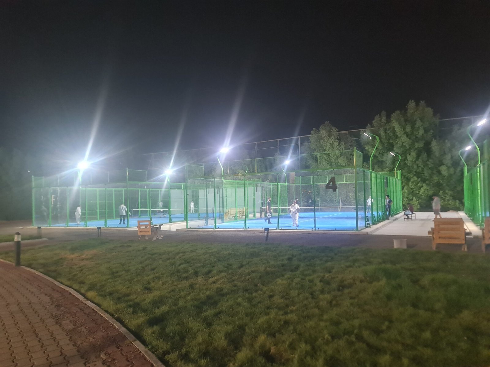 ممر مجمع ملاعب البادل ليلًا