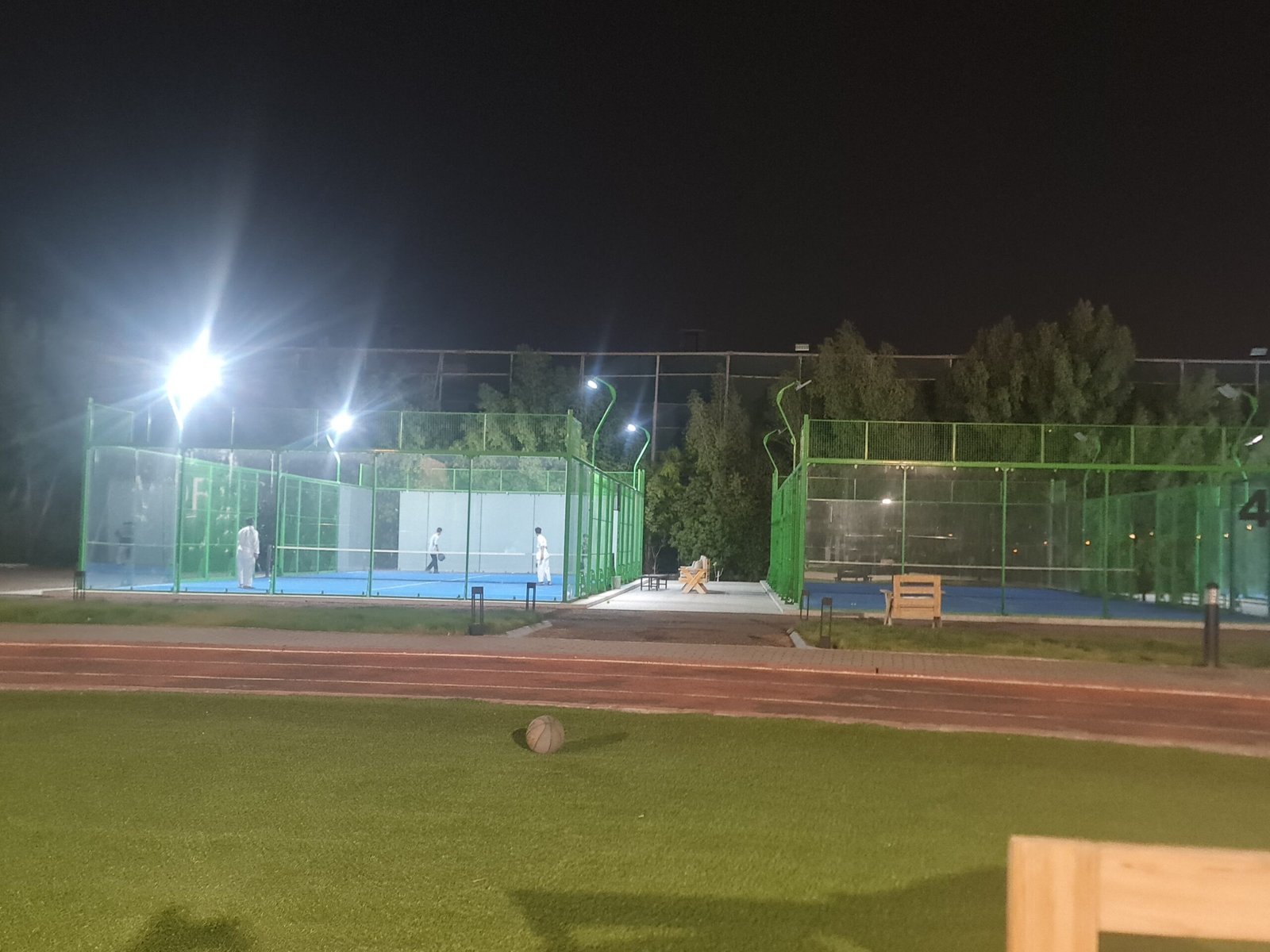منظر واسع لمجمع البادل والمضمار
