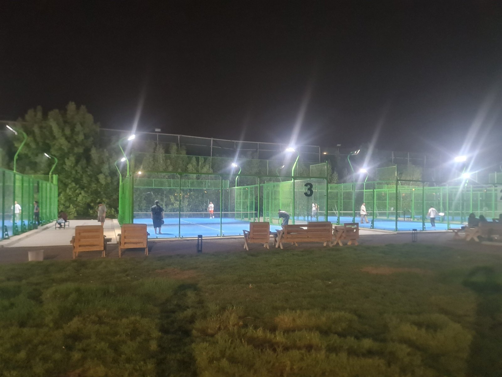 مجمع ملاعب البادل ليلًا — المها للملاعب