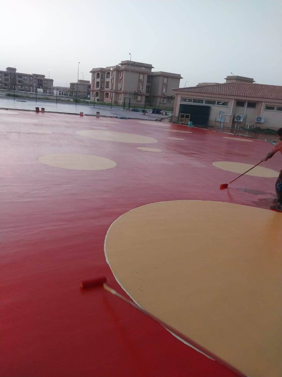 صب الأكريليك الأحمر بالساحة