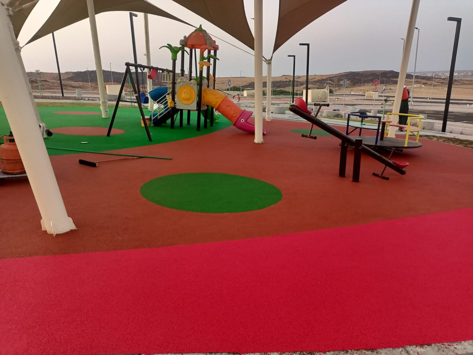 ساحة ألعاب مطاطية تحت المظلات