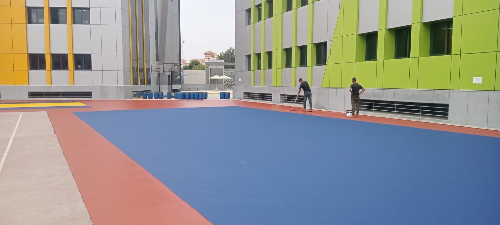 ساحة مدرسة بأرضيات ملونة