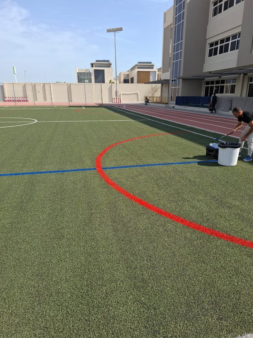 الخطوط الزرقاء والحمراء بملعب المدرسة