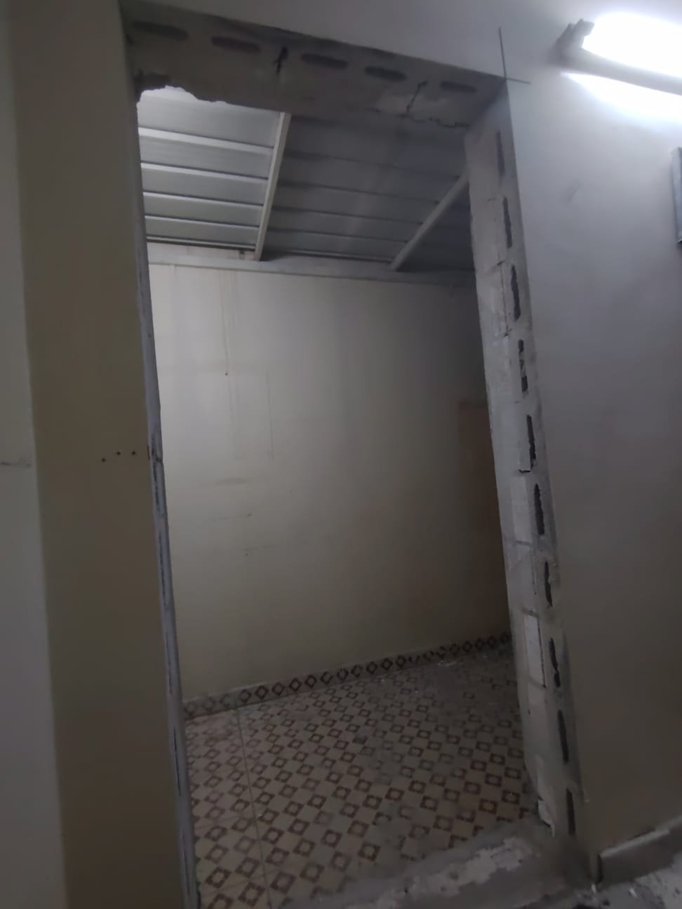 فتحة باب في ملحق خارجي