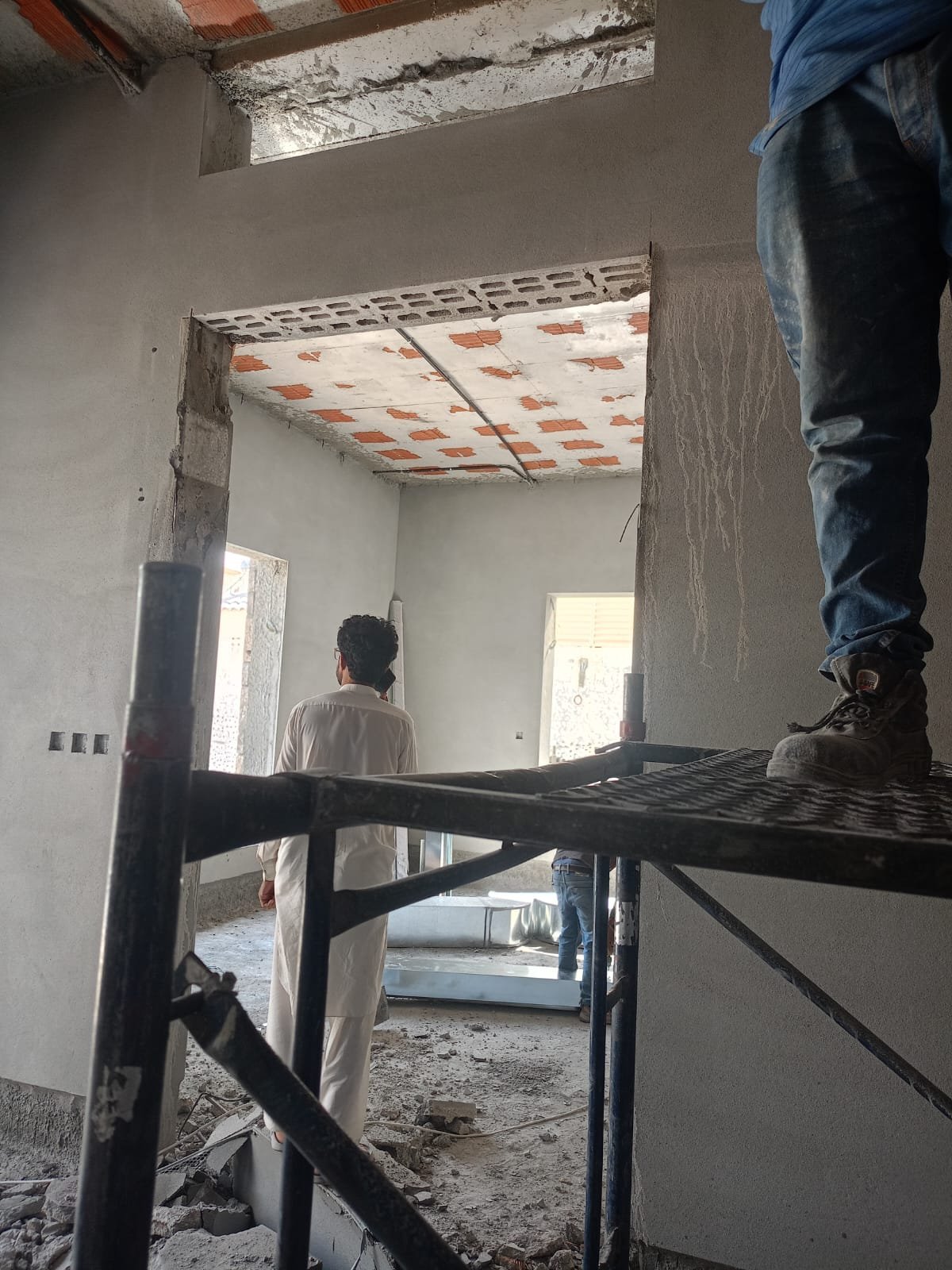 فني أثناء تجهيز فتحة الباب على السقالة