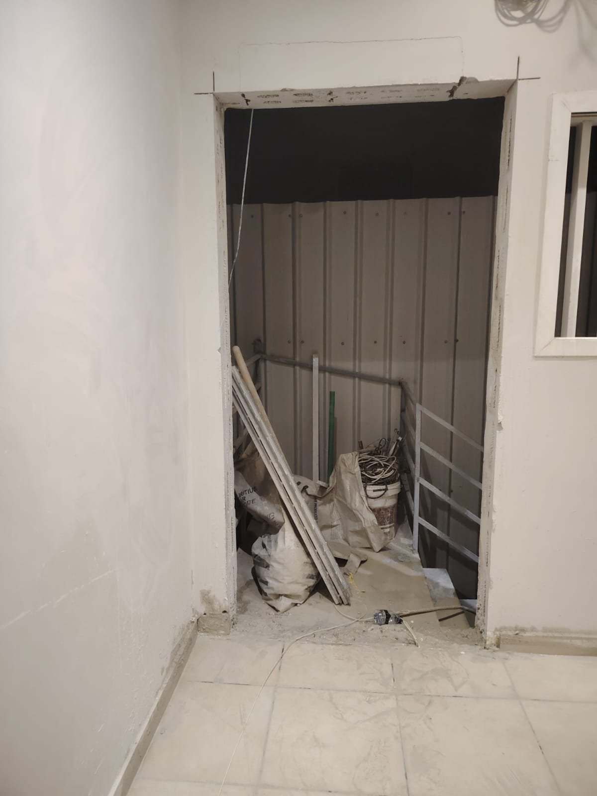 فتحة باب واسعة بعد القص