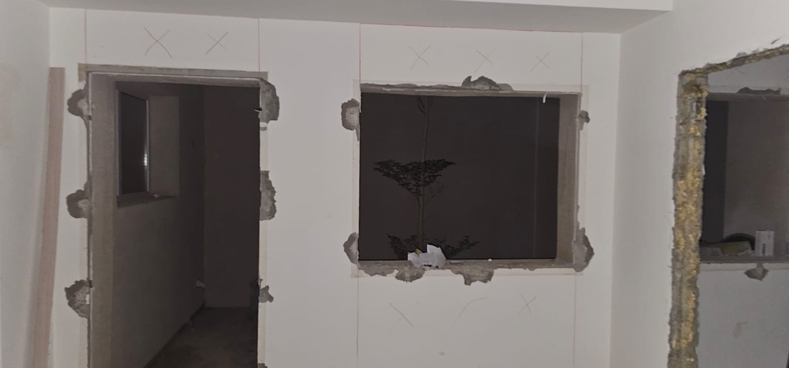 فتحتا شباك بمقاس موحد بعد القص