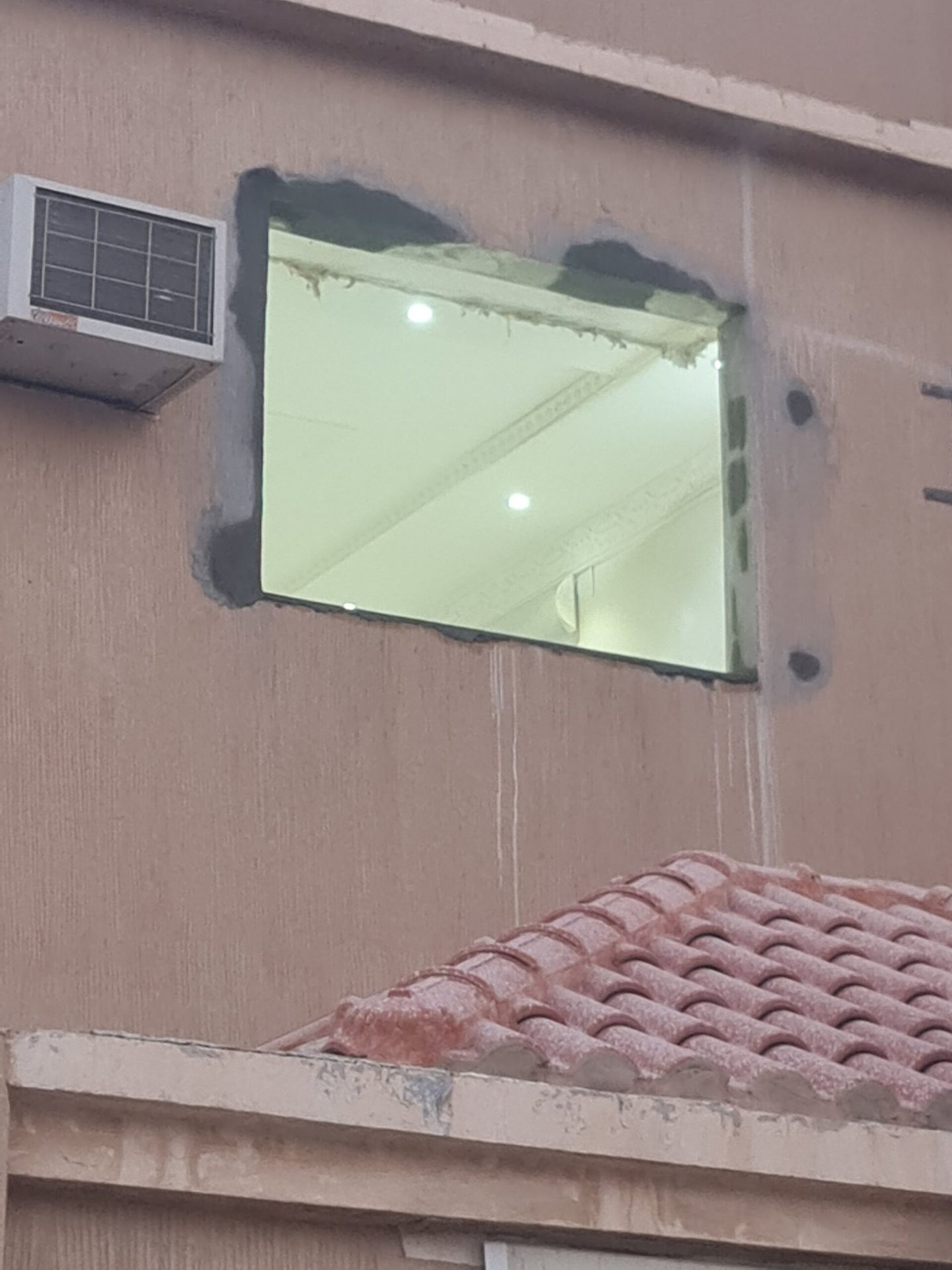فتحة شباك من واجهة الفيلا بعد التركيب