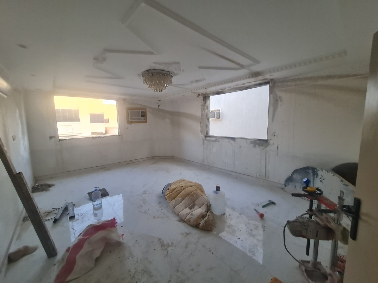فتحات شبابيك متعددة في غرفة أثناء التنفيذ
