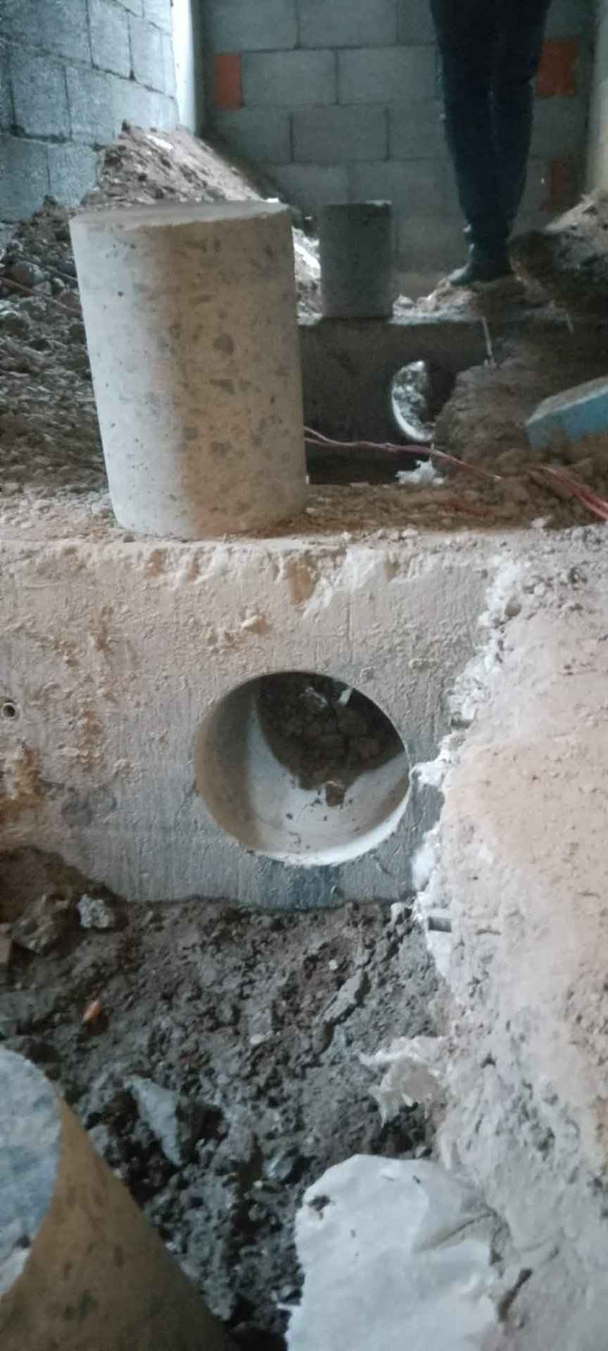 فتحات كور في جدار حجري مع الماسورة