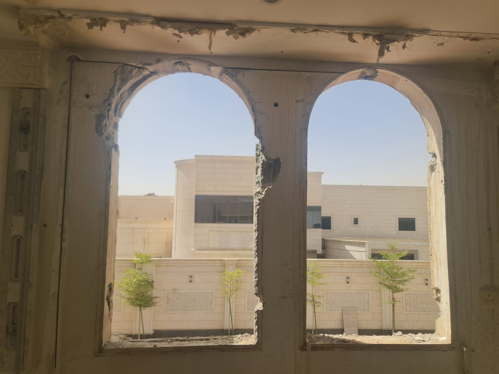 شباكان مقوسان بعد الفتح بإطلالة خارجية