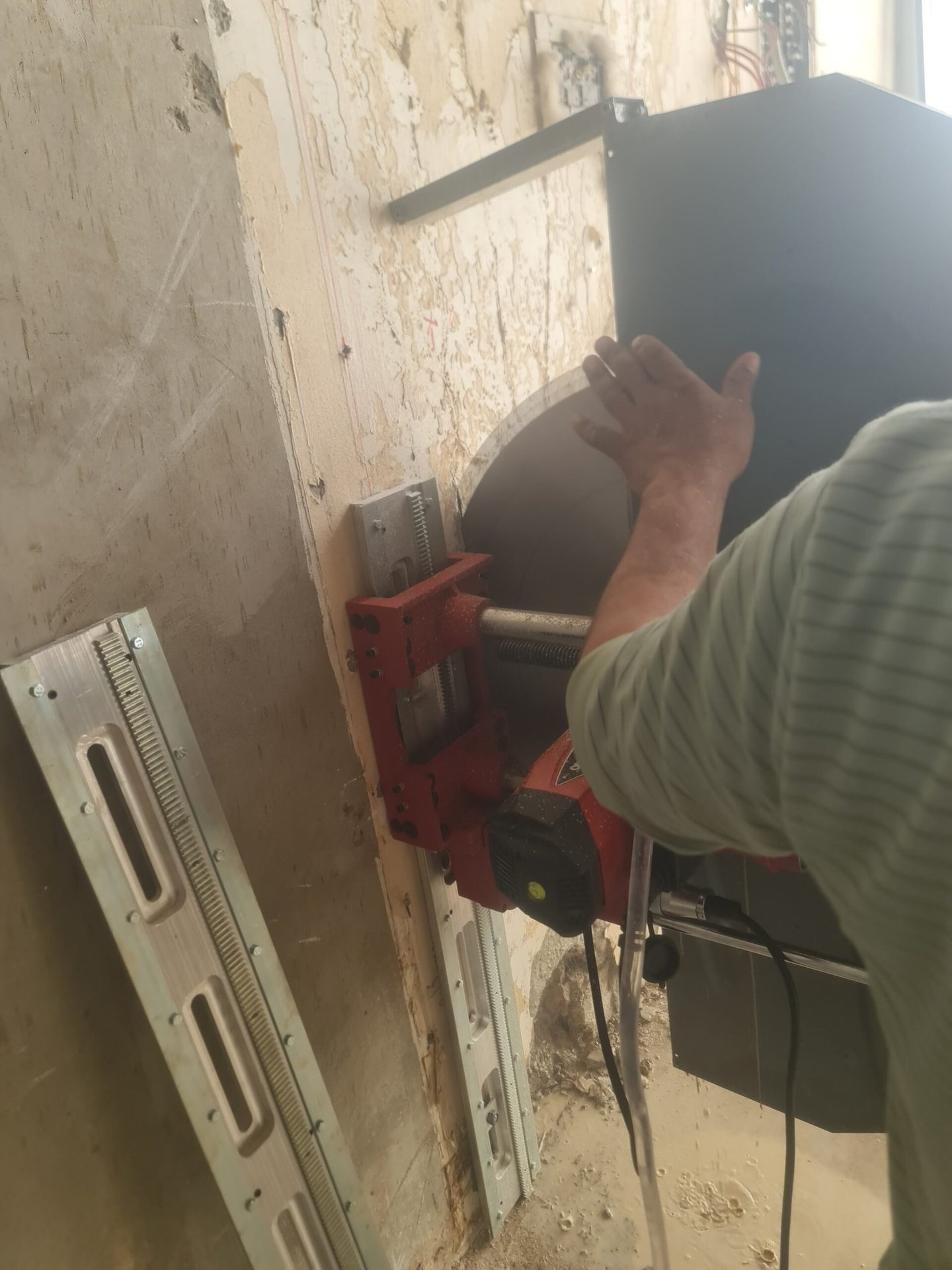 تثبيت سكة القص على الجدار
