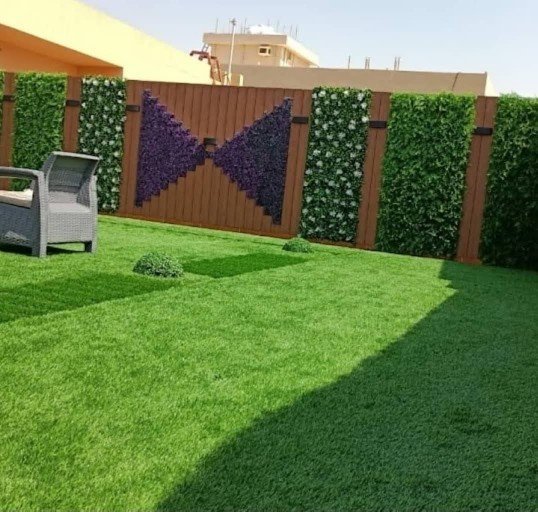 تشكيل فني ثنائي الأبعاد بالعشب الجداري الملون