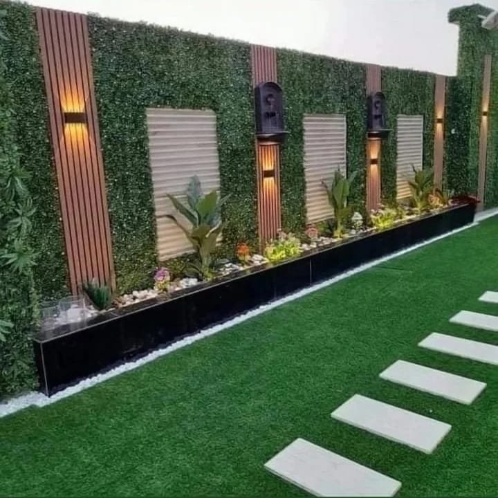 جداريات عشب مع أحواض زرع وإضاءة