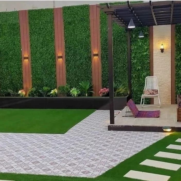 جلسة بمظلة وجداريات عشب وخشب