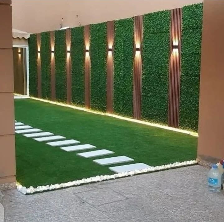 ممر بجداريات مضيئة ومسطح عشب