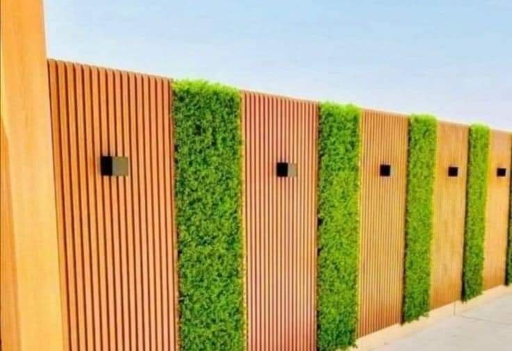 سور بتناوب شرائح الخشب والعشب الجداري