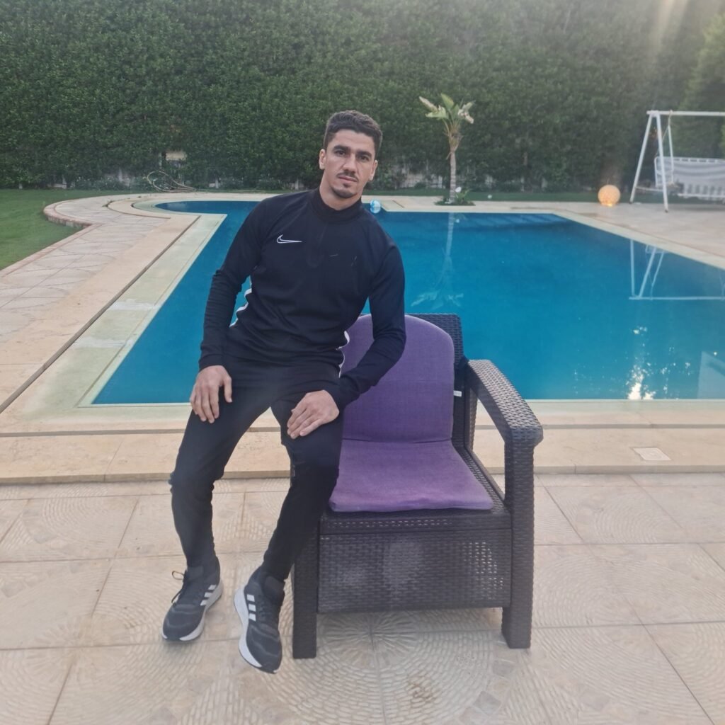 مهندس المشروع في أحد مواقع أعمالنا — حديقة فيلا بمسبح