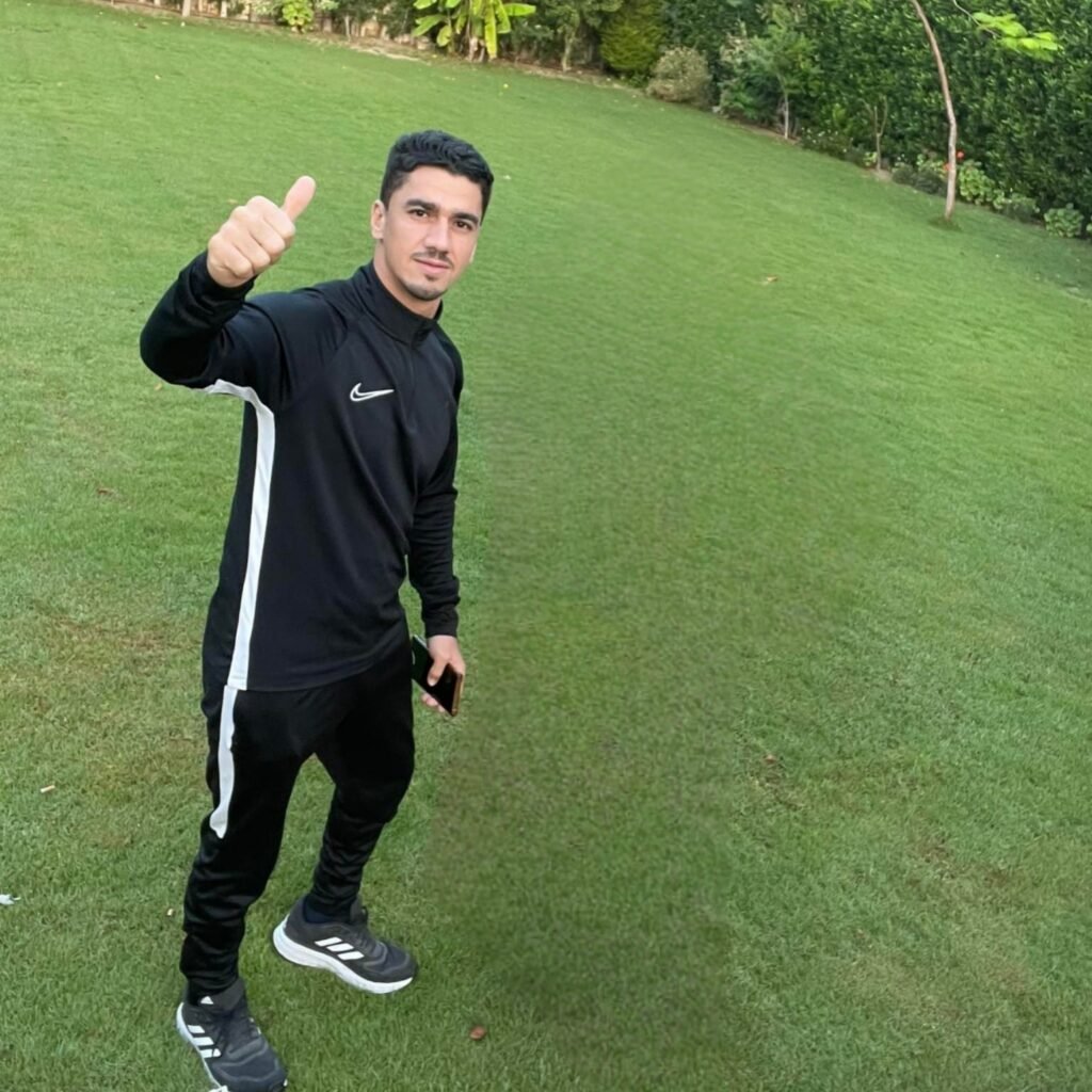 مهندس المشروع على مسطح عشب طبيعي مكتمل بعد التسليم