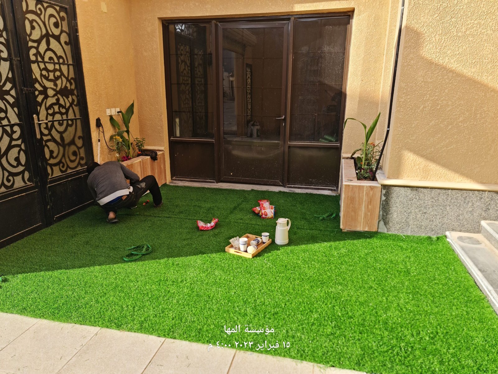 حوش فيلا مفروش بالعشب الصناعي بعد اكتمال التركيب