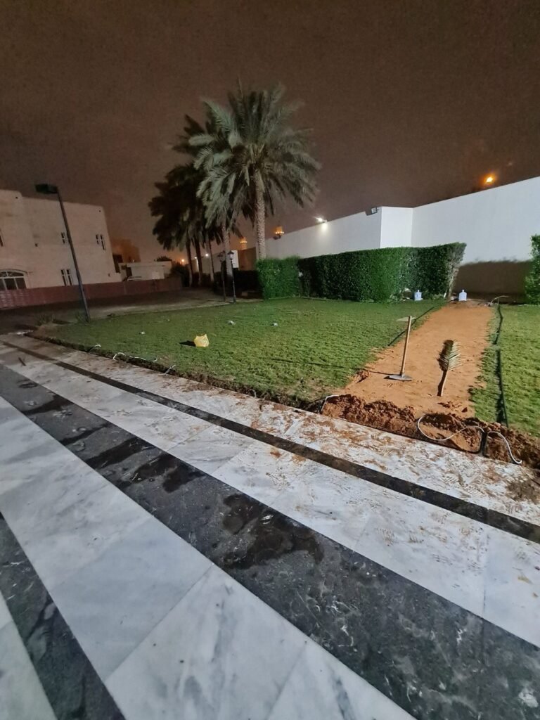 مسطح عشب فيلا بعد القص والترتيب مع الري ليلًا