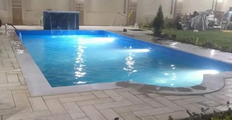 مسبح مضيء ليلًا