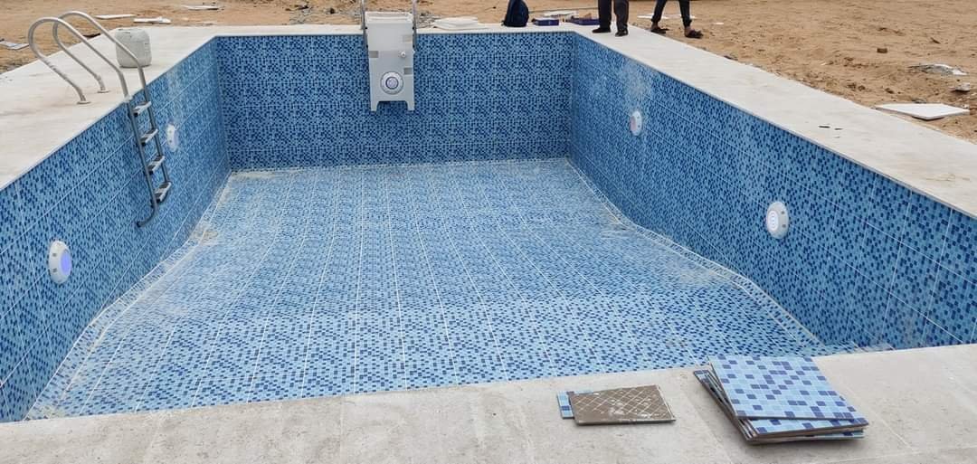 تبليط المسبح بالموزايكو الأزرق
