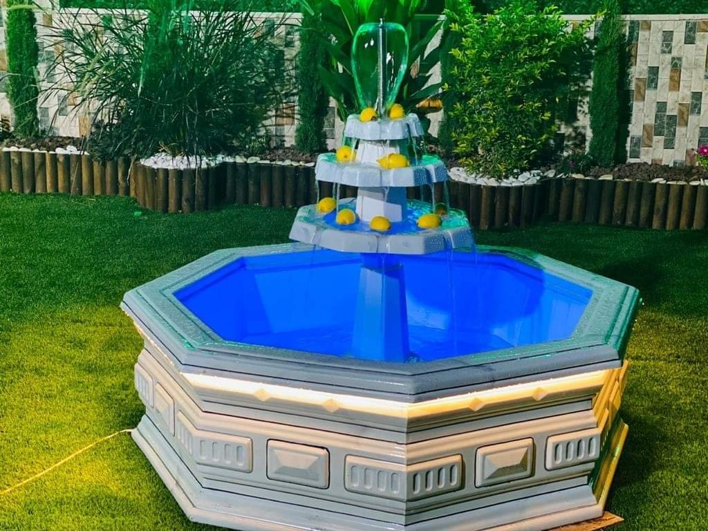 نافورة مثمنة متعددة الطبقات وسط العشب