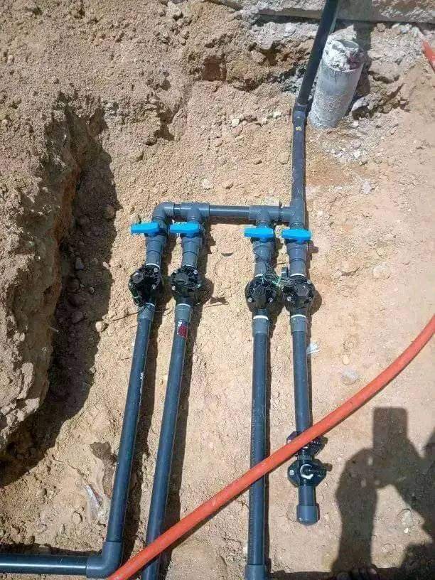 تمديد مواسير شبكة الري داخل الحفرية