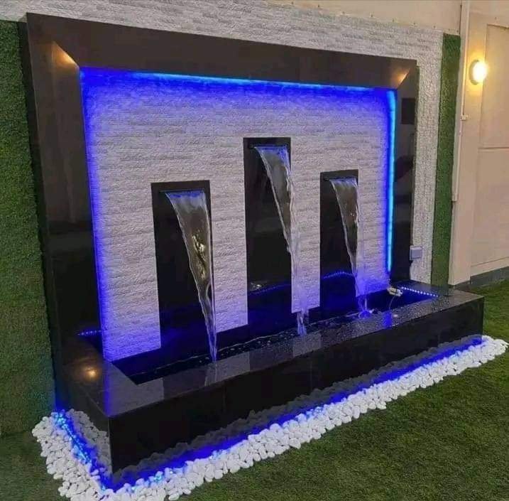 شلال أسود بمساقط مضيئة بالأزرق