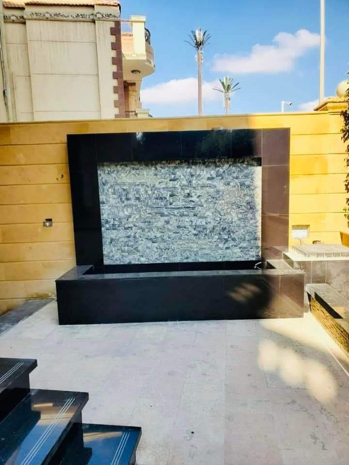 شلال جداري بحجر فاتح وحوض أسود