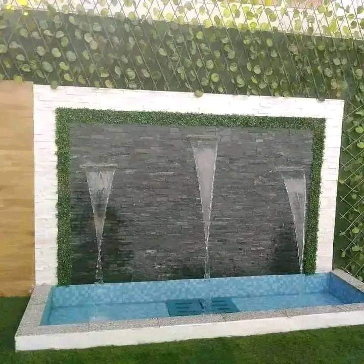 شلال جداري بإطار أبيض ومجرى فيروزي