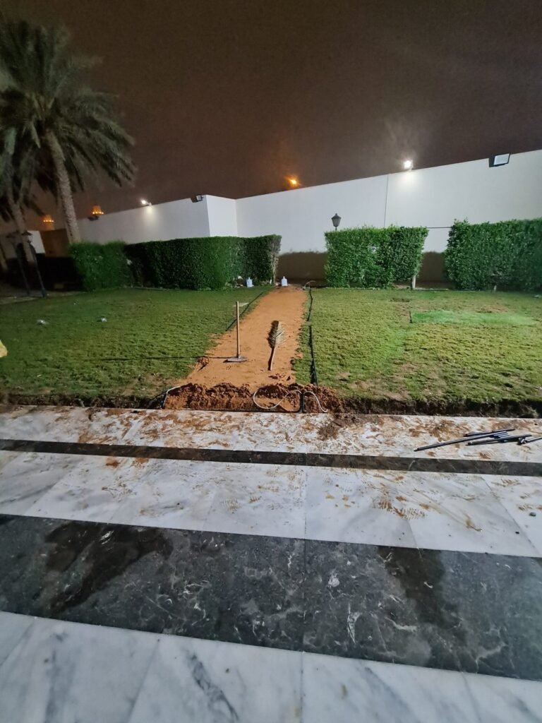 حديقة فيلا مرتبة بعد قص وتشذيب السياج ليلًا